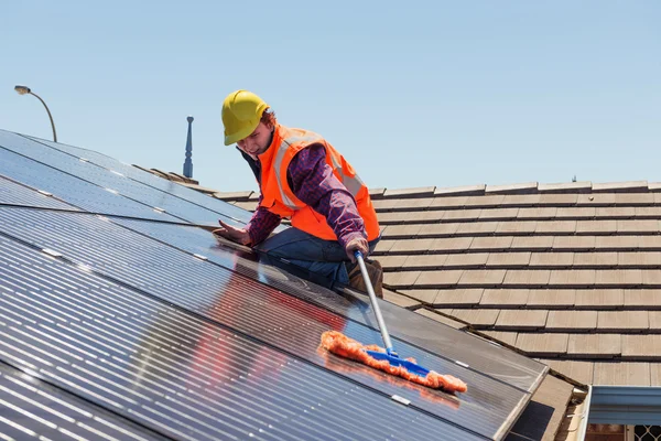 Worker and solar panels — Stock Photo, Image