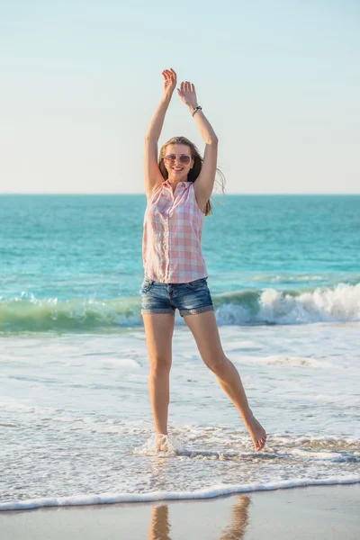 Kvinna på sommaren stranden — Stockfoto