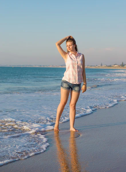 Menina bonita na praia — Fotografia de Stock