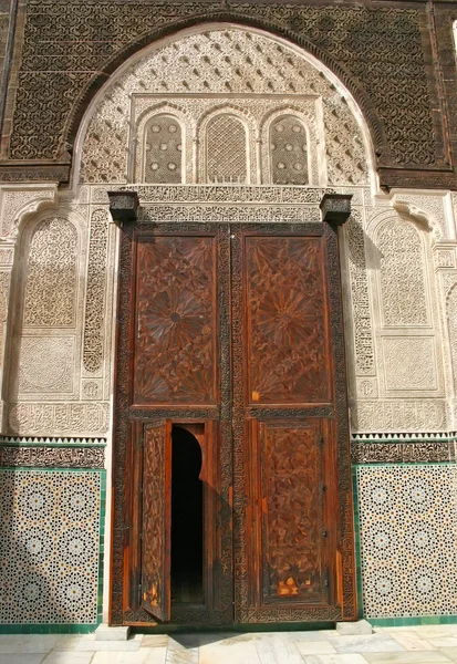 Porte en bois sculpté élaborée de la madrasa Bou Inania à Fès, M — Photo