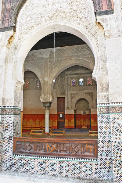 Múltiples arcos ornamentados de la madrasa Bou Inania en Fez, Marruecos —  Fotos de Stock