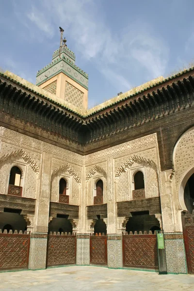 안뜰과 Madrasa Bou Inania 페 스, 모로코에서의 미 나 렛 — 스톡 사진