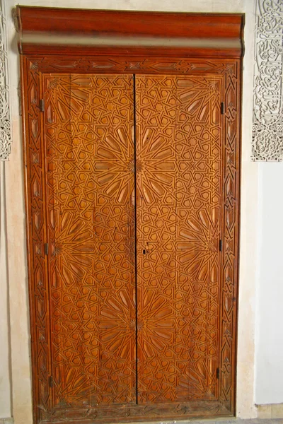 Fez, Moroc에에서 Madrasa Bou Inania 화려한 조각된 삼나무 문 — 스톡 사진