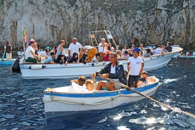 Mavi Mağara Capr girmek için bekleyen küçük tekne turist