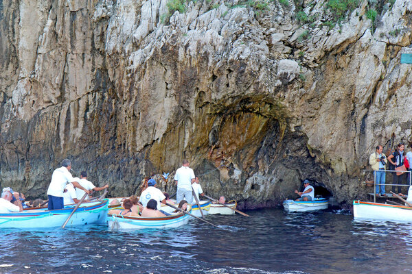 Туристы на небольших лодках ждут, чтобы войти в Голубой грот на Капре
