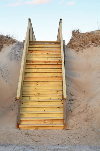 Nova escada para um acesso público à praia vertical — Fotografia de Stock