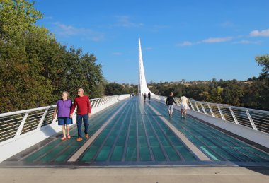 Redding, Kaliforniya'da Sacramento Nehri üzerinde güneş saati köprü