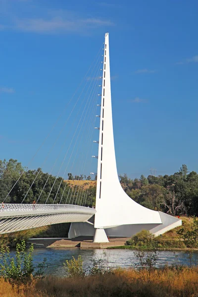 Redding, Kaliforniya'da Sacramento Nehri üzerinde güneş saati köprü — Stok fotoğraf