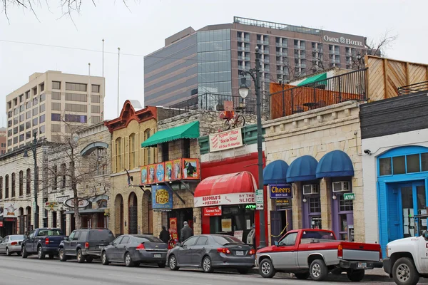 Entreprises le long de la 6e rue historique dans le centre-ville d'Austin, Texas — Photo