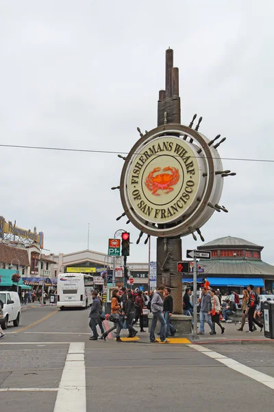 Touristes et signe pour Fishermans Wharf à San Francisco — Photo