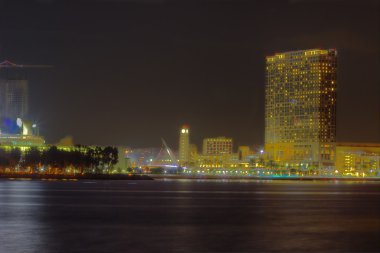 Geceleri su üzerinde kısmi San Diego manzarası