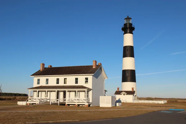 O farol de Bodie Island nas margens externas da Carolina do Norte — Fotografia de Stock