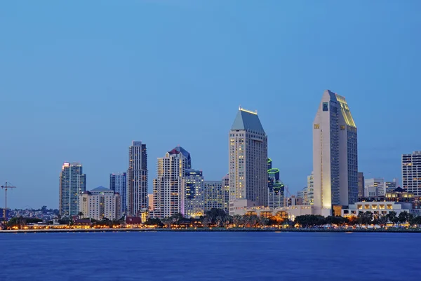 Skyline partielle de San Diego sur l'eau la nuit — Photo