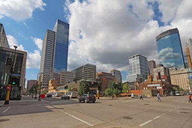Yaya ve araç trafiği ve Minneapolis kısmi bir manzarası,