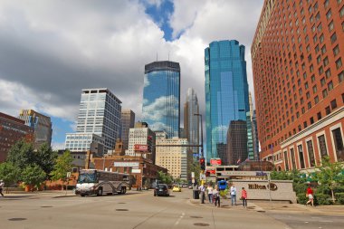 Yaya ve araç trafiği ve Minneapolis kısmi bir manzarası,