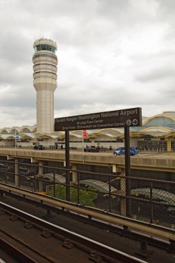 Ronald Reagan Ulusal Havaalanı'nda Washington Dc metro işareti