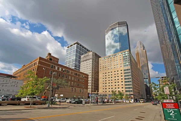 Lo skyline di Minneapolis, Minnesota lungo S Marquette Avenue — Foto Stock