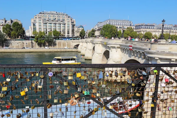 Aşk kilitleri yakınındaki Pont Neuf Paris, Fransa — Stok fotoğraf