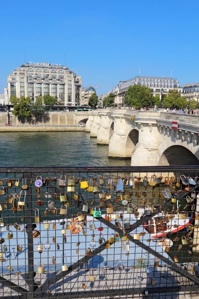 Szerelem zárak közelében a Pont Neuf, Párizs, Franciaország-függőleges — Stock Fotó