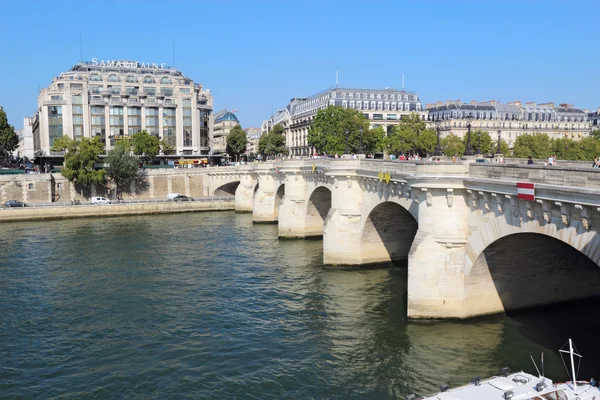 Peatones y tráfico en el Pont Neuf en París, Francia — Foto de Stock