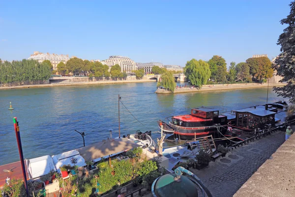 Båtar nära Pont Neuf och Ile de la Cité i Paris — Stockfoto