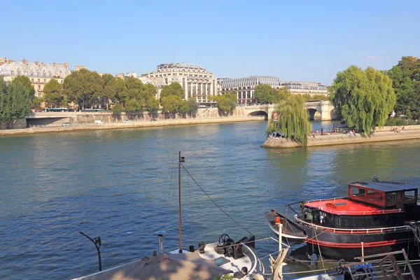 新桥和 Ile de la Cite 在法国巴黎附近的船 — 图库照片