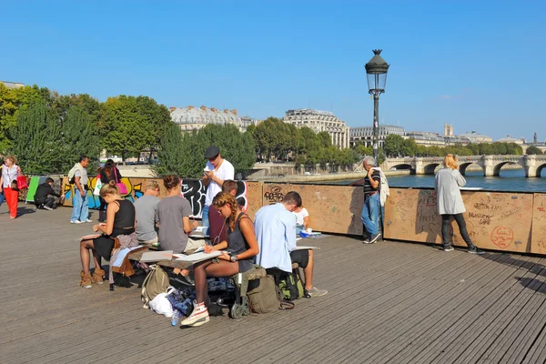 Studenti d'arte sul Pont des Artes a Parigi, Francia — Foto Stock