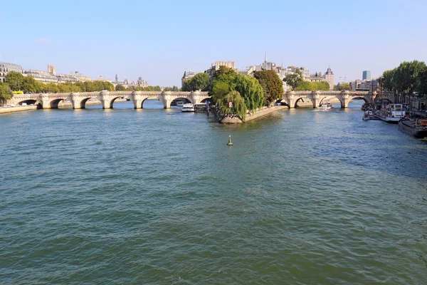 Pont Neuf і Ile de la Cite в Парижі, франків — стокове фото