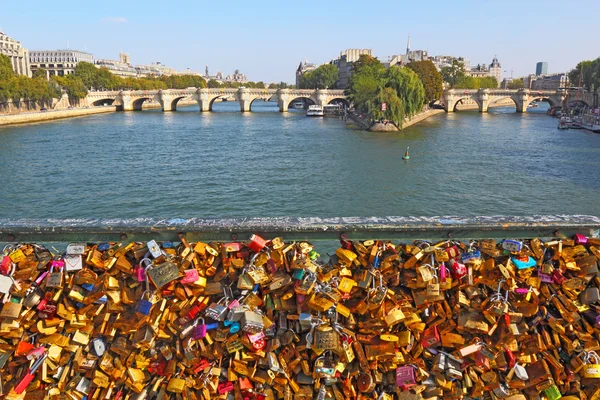 Aşk kilitleri üzerinde Pont des Artes Paris, Fransa — Stok fotoğraf
