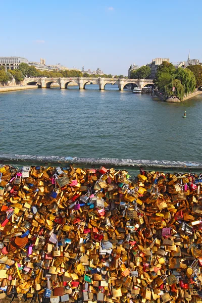 Fechaduras de amor na Pont des Artes em Paris, França vertical — Fotografia de Stock