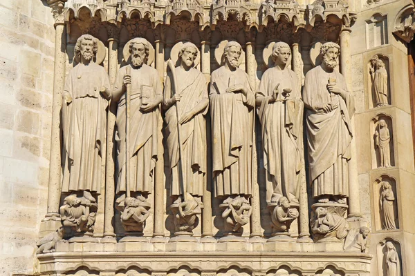 巴黎圣母院大教堂的立面上的六个使徒的雕像 — 图库照片