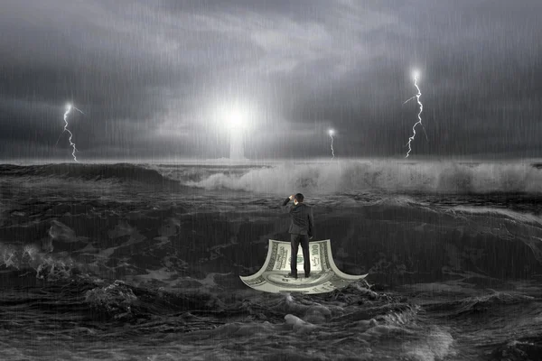 Homem contemplando farol em barco a dinheiro no oceano com tempestade — Fotografia de Stock