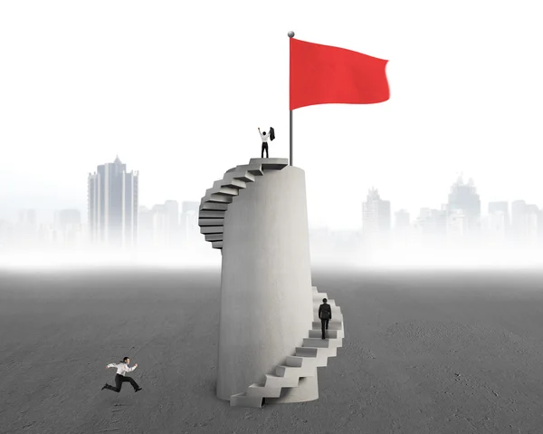 Empresários competiram cada um para o topo da torre para bandeira vermelha — Fotografia de Stock