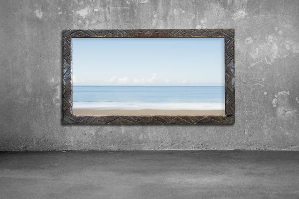 Vieja ventana de marco de madera en la pared con mar y cielo — Foto de Stock