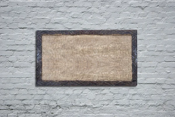 Ξύλινη ταμπέλα στον τοίχο λευκό τούβλα — Φωτογραφία Αρχείου