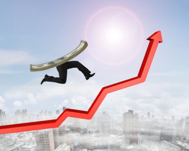 Para grafik yukarı kırmızı ok üzerinde çalışan insan bacaklı