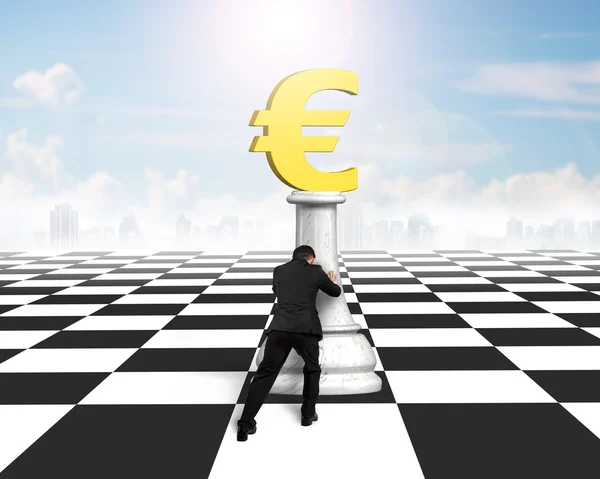 Mężczyzna naciskając pieniędzy szachy złotej waluty euro — Zdjęcie stockowe
