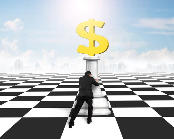 Muž tlačí peníze šachy zlatý dolar měny — Stock fotografie