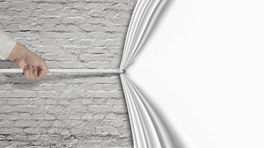 Eski tuğla duvar kaplama beyaz perde aşağı çekerek el