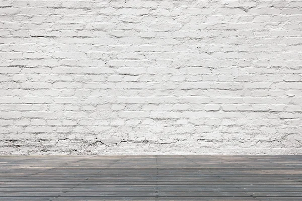 Pared de ladrillos blancos con piso de madera viejo —  Fotos de Stock