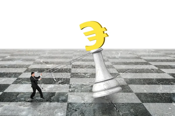 Hombre tirando Euro símbolo de ajedrez de dinero en el tablero de ajedrez — Foto de Stock