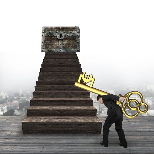 Hombre llevando la llave del cartel del euro hacia el cofre del tesoro —  Fotos de Stock