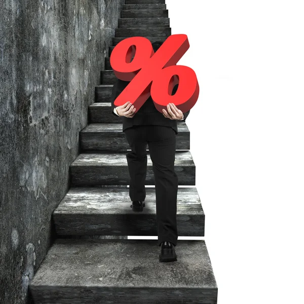 Homem carregando sinal percentual de escalada em escadas de concreto velho — Fotografia de Stock