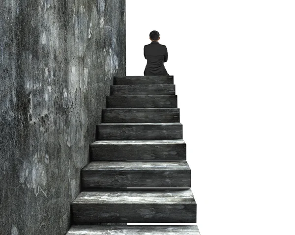 Az ember ül-ra tető-ból beton lépcsőn hátulnézet — Stock Fotó