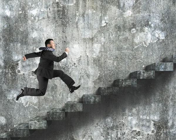 Hombre corriendo en viejas escaleras de hormigón sucio —  Fotos de Stock