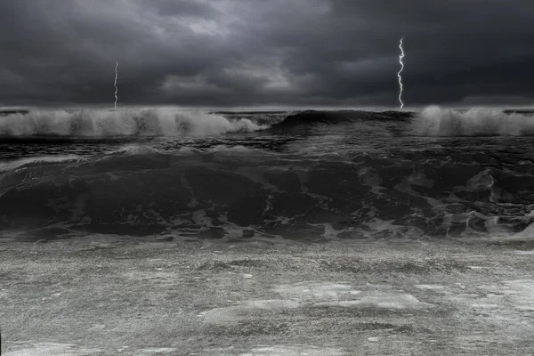 Oceano escuro em tempestade com relâmpagos e ondas — Fotografia de Stock