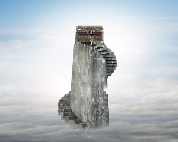 Alte Schatztruhe auf der Wendeltreppe — Stockfoto