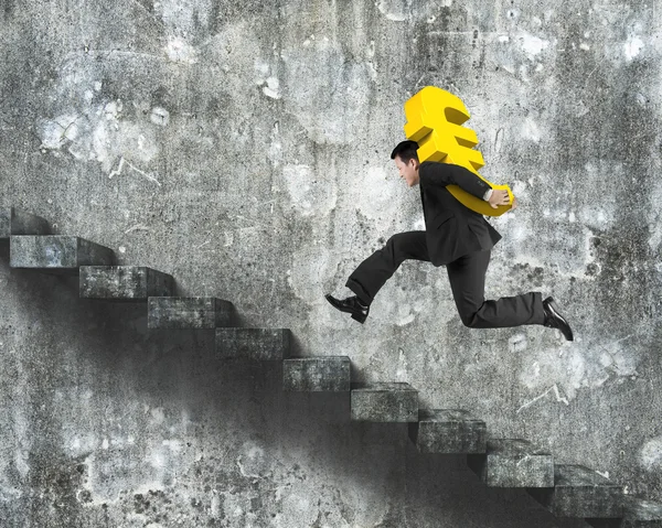 Homem carregando símbolo de ouro Euro correndo em escadas de concreto velho — Fotografia de Stock