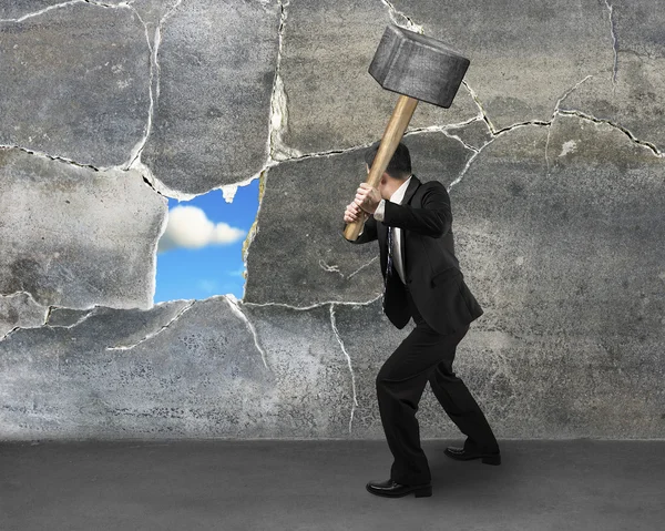 Destructing the wall with a large hammer — Stock Photo, Image