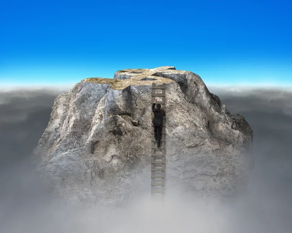 Zakenman klimmen tot rotsachtige geld berg — Stockfoto